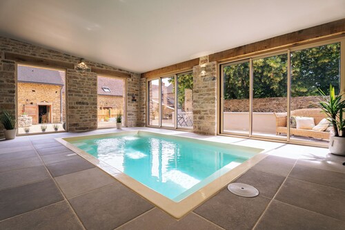 Les Suites du Prieuré - Villa Macerias - Indoor Pool and Wellness Area