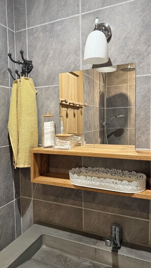 Dusche, Haartrockner, Handtücher, Seife