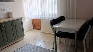 Family Twin Room, Garden View | Dining