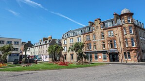 En historisk bygning med et markant hjørnetårn, et skilt med Royal Hotel og Harbourview Grill.