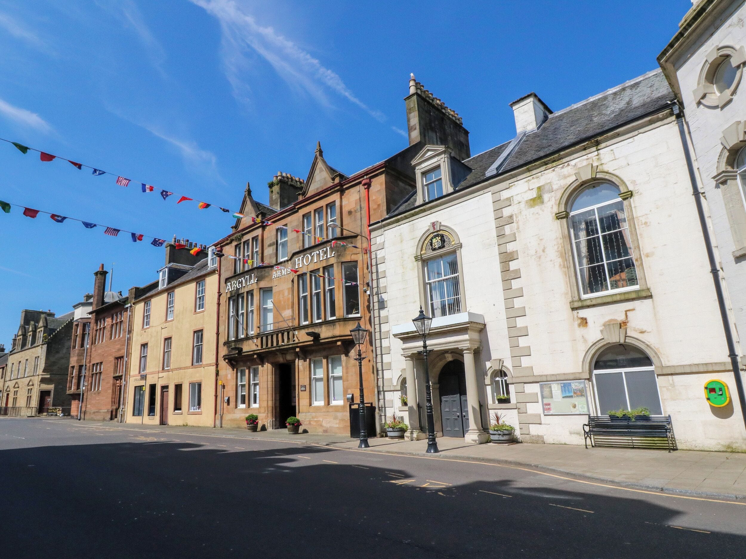 Un bâtiment historique, reconnaissable à son enseigne bien visible indiquant « Argyll Arms Hotel » et à sa façade traditionnelle en pierre.