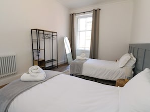 2 bedrooms, free WiFi, individually decorated, individually furnished - Modern Flat - Main St, Campbeltown (Campbeltown)