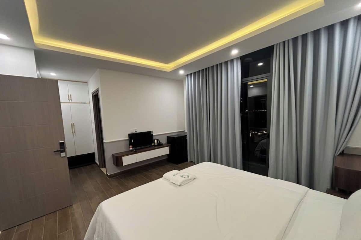 Phòng đôi Deluxe, quang cảnh thành phố | Két bảo mật tại phòng, bàn, khu vực làm việc phù hợp cho laptop 