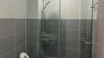 Family Quadruple Room, River View | Bathroom