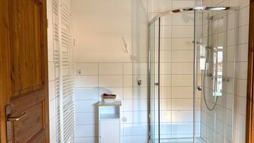 Habitación doble | Baño | Regadera, toallas, papel de baño