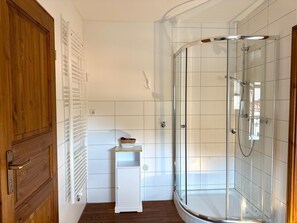 Habitación doble | Baño | Regadera, toallas, papel de baño 