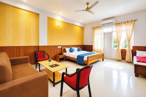 Hypo-allergenic bedding, desk, soundproofing, free WiFi - Hotel Kanara Comfort Stay Bhimtal (Bhimtal)