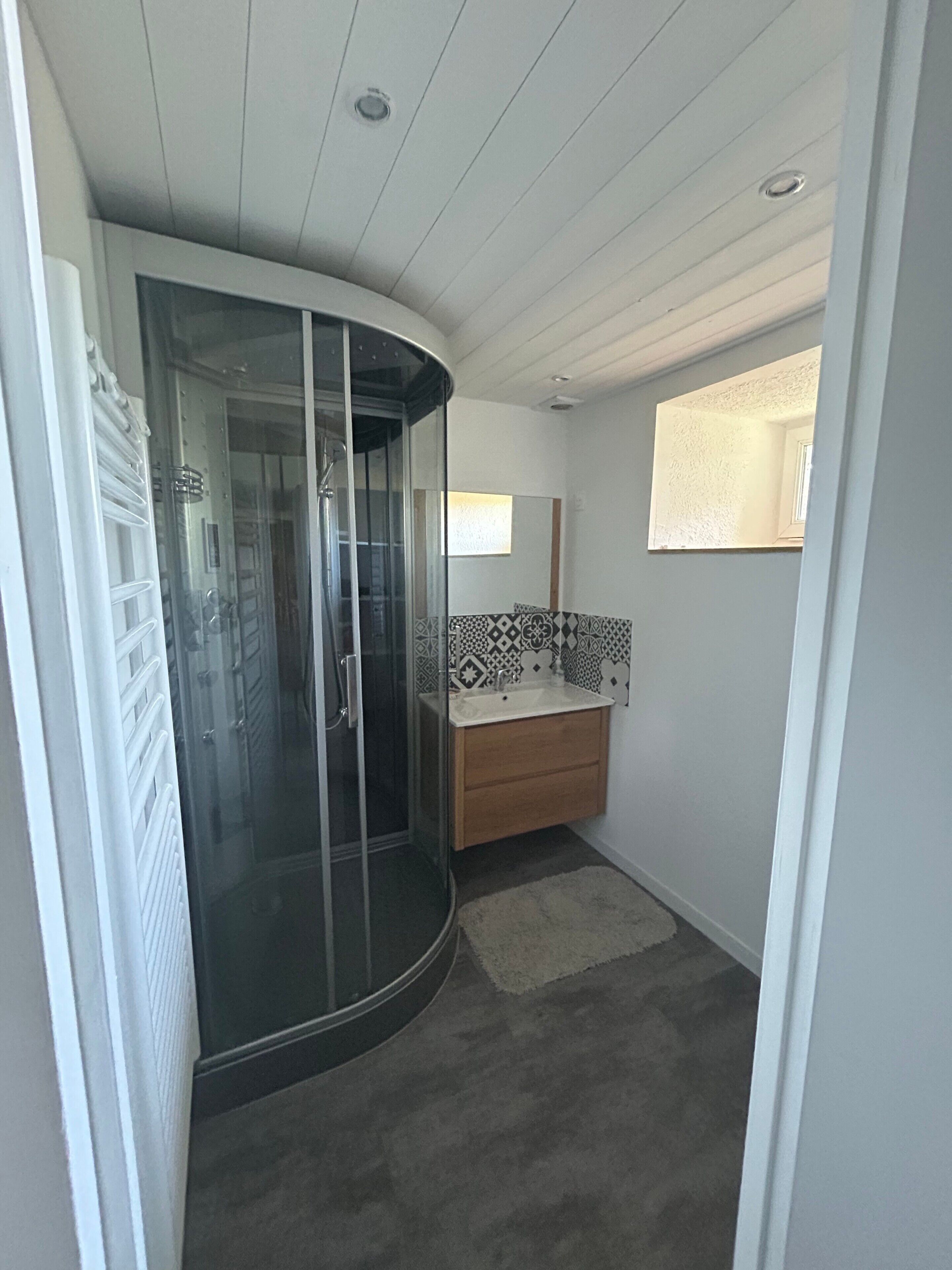Een douche, handdoeken