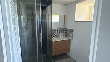 Een douche, handdoeken