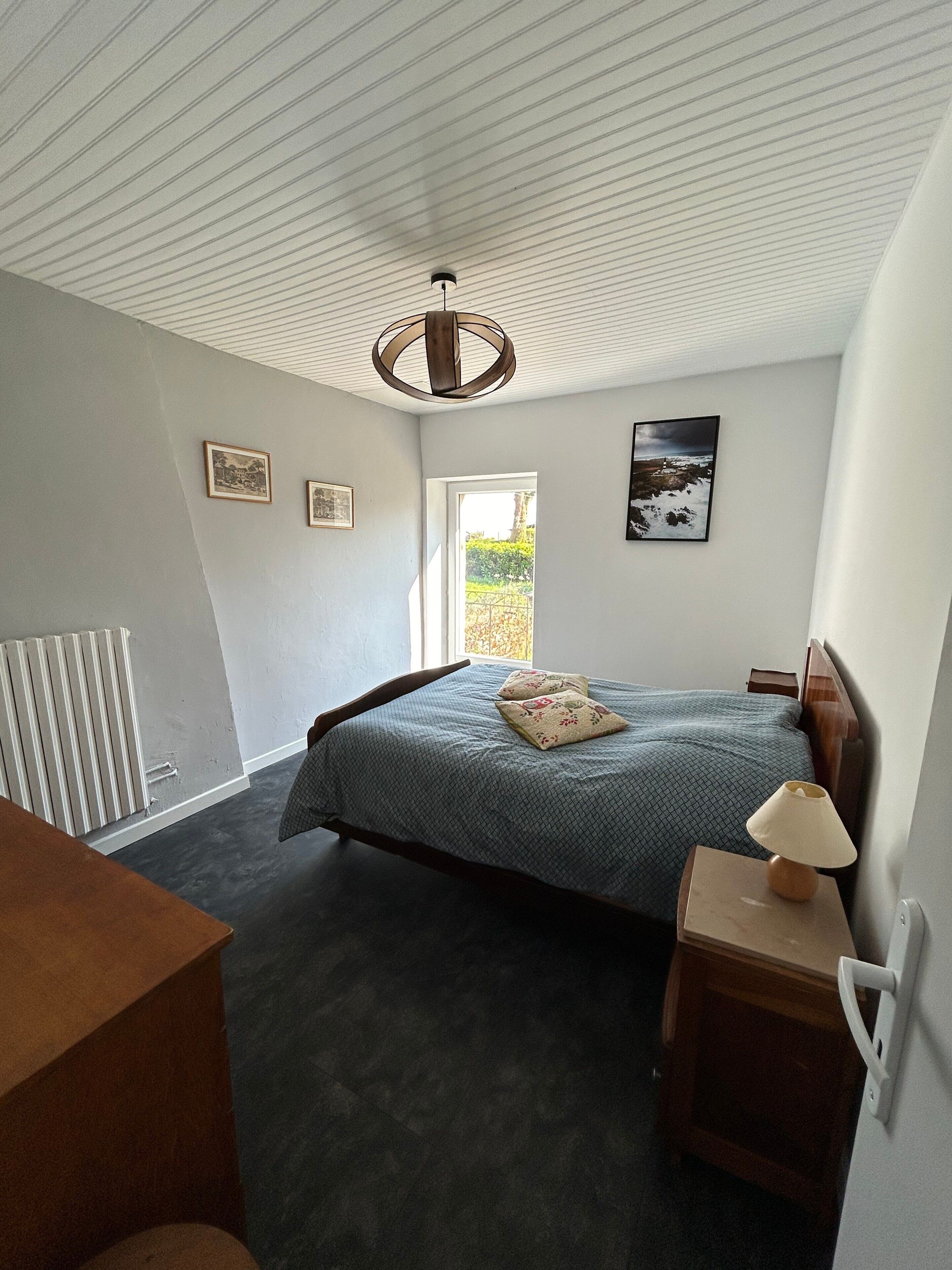 2 slaapkamers, een strijkplank/strijkijzer, wifi, beddengoed