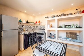 Coffee/tea maker, fridge, microwave, oven
