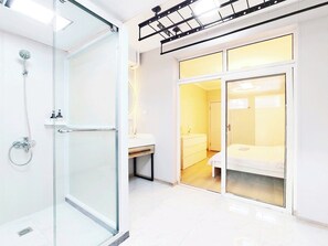 Comfort Suite | Bathroom - Shanghai Hills & Linghu's Cozy 3-BedHome (Shanghai)