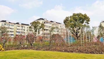 Um bairro residencial com edifícios altos, gramado e árvores.