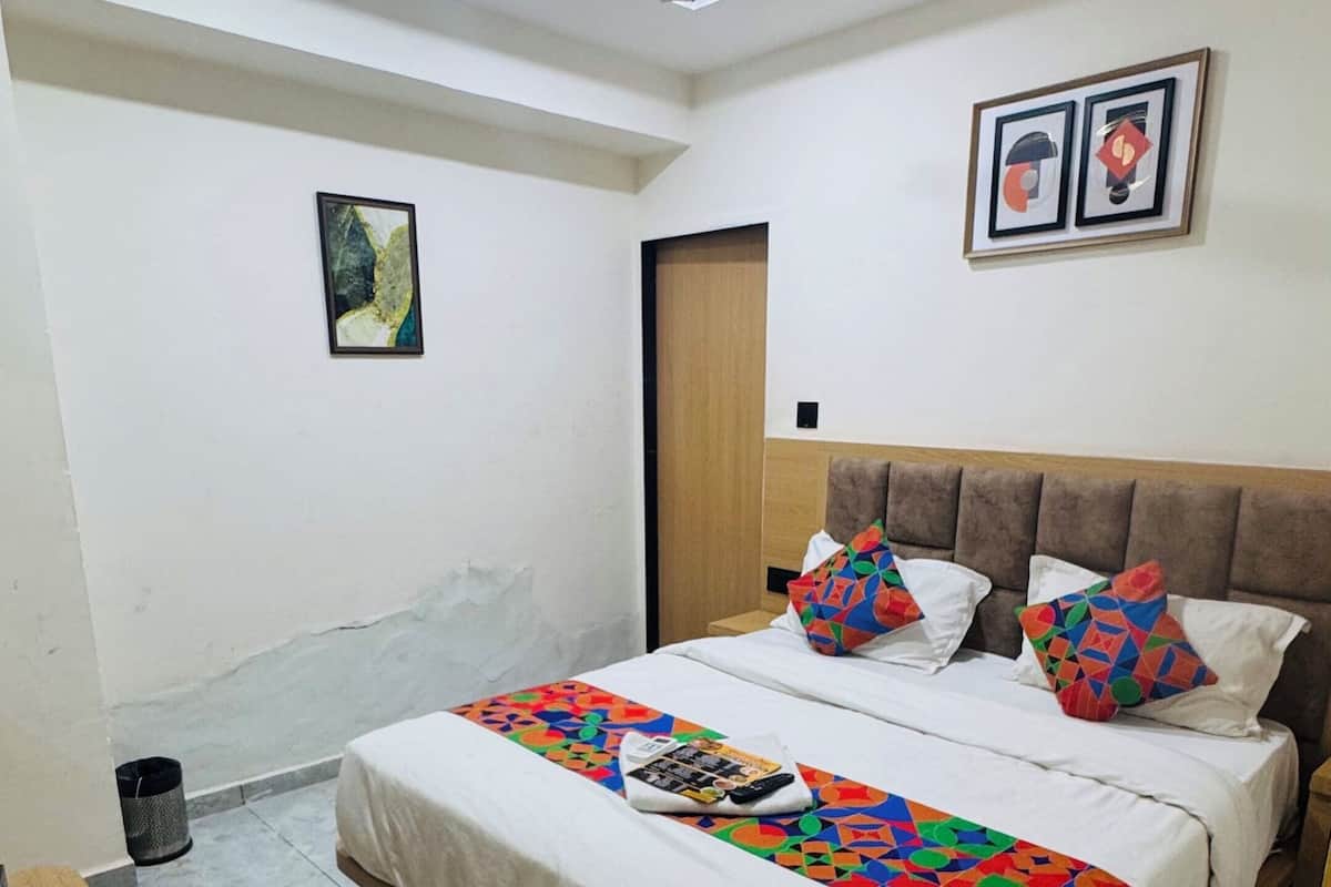 Deluxe Double Room, City View | Peti besi dalam bilik, meja, ruang kerja komputer riba 