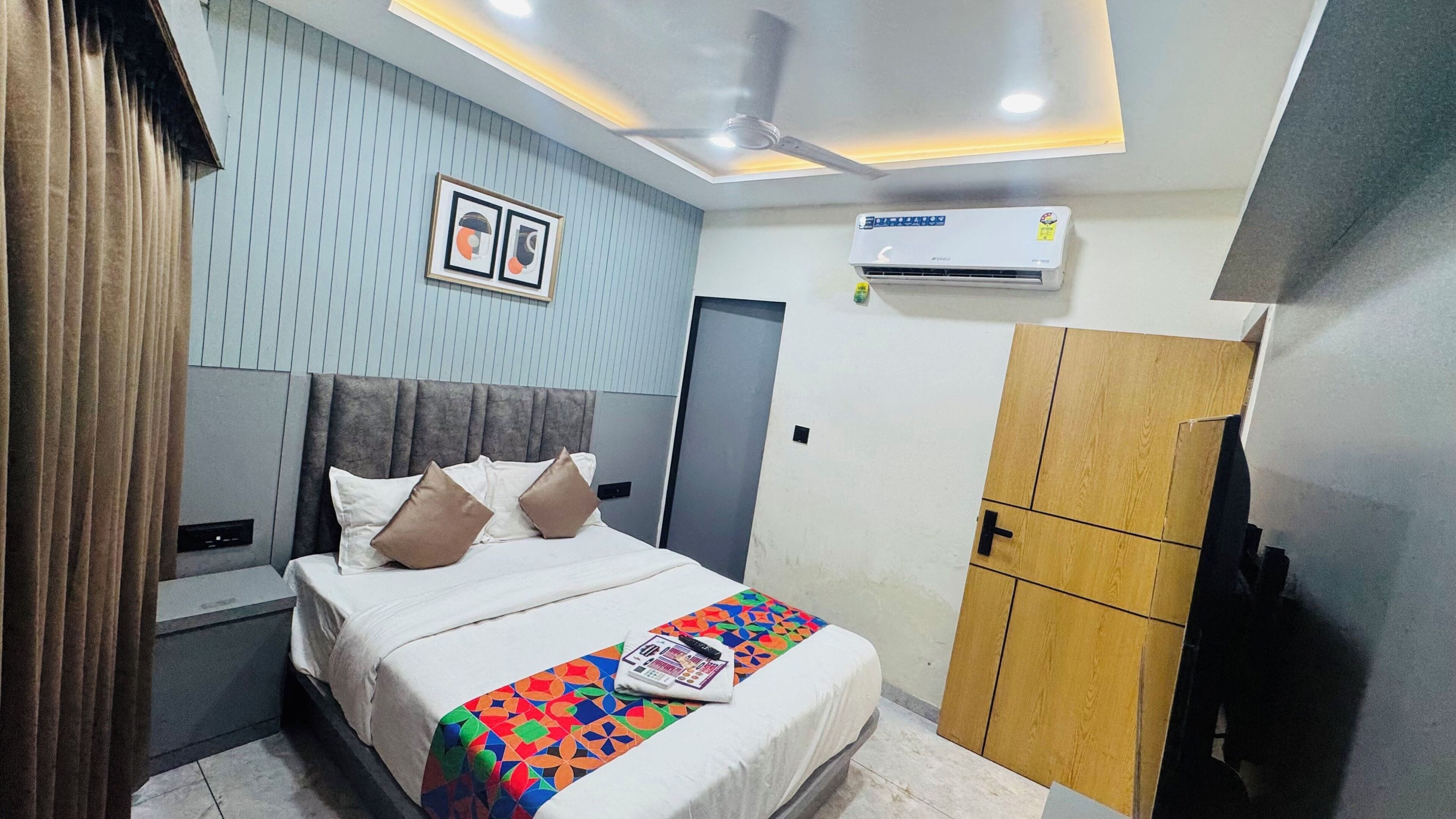 Un dormitorio con cama, armario, aire acondicionado y ventilador de techo.