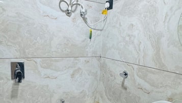 Kamar Double Deluks, pemandangan kota | Kamar mandi | Perlengkapan mandi gratis, sandal, handuk, dan sabun