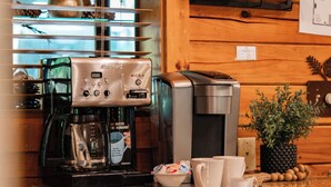Eine Küche mit Kaffeemaschine, Toaster und einer Pflanze auf der Arbeitsfläche.