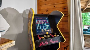 Ein Mehrfach-Arcade-Spielgerät mit digitalem Bildschirm, Joystick und Tasten.