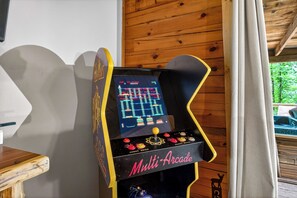 Ein Mehrfach-Arcade-Spielgerät mit digitalem Bildschirm, Joystick und Tasten.