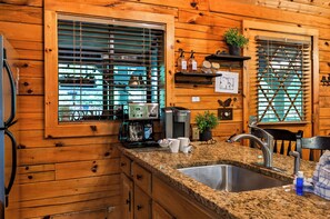 Wasserkocher mit Kaffee-/Teezubehör, Kühlschrank, Mikrowelle, Ofen