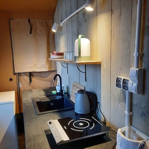 Refrigerador, parrilla de estufa, tetera eléctrica y periquera 