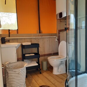 Shower, towels - Cztery Stawy Glamp - Safari tent Sienkiewicz (Ruda Różaniecka)