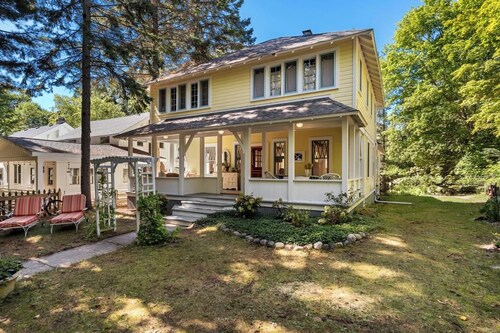 Cottage on Fern, a Historic Harbor Springs getaway