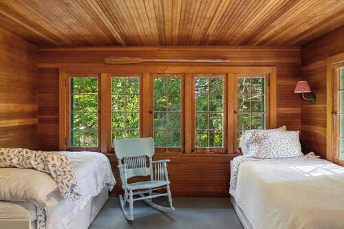 Newly updated, charming Harbor Springs Cottage, minutes to beaches and downtown.