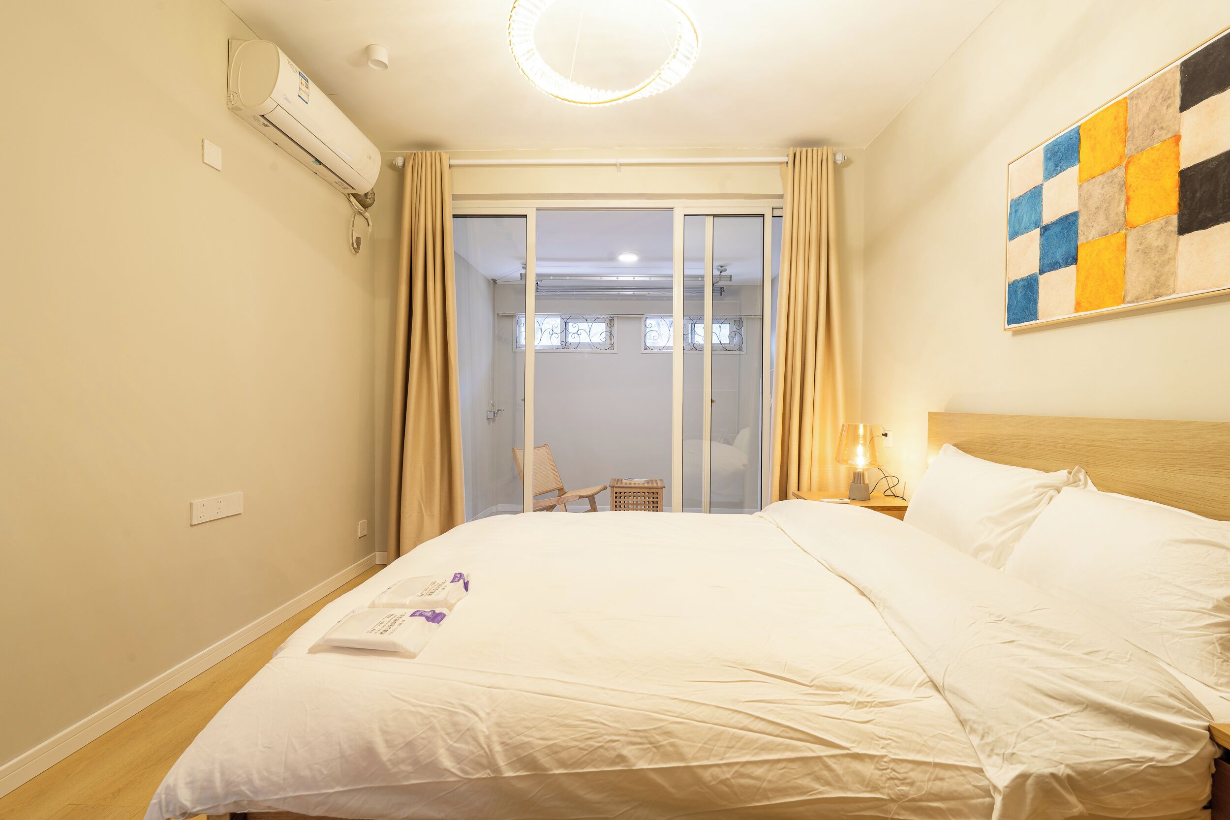 Free WiFi, bed sheets