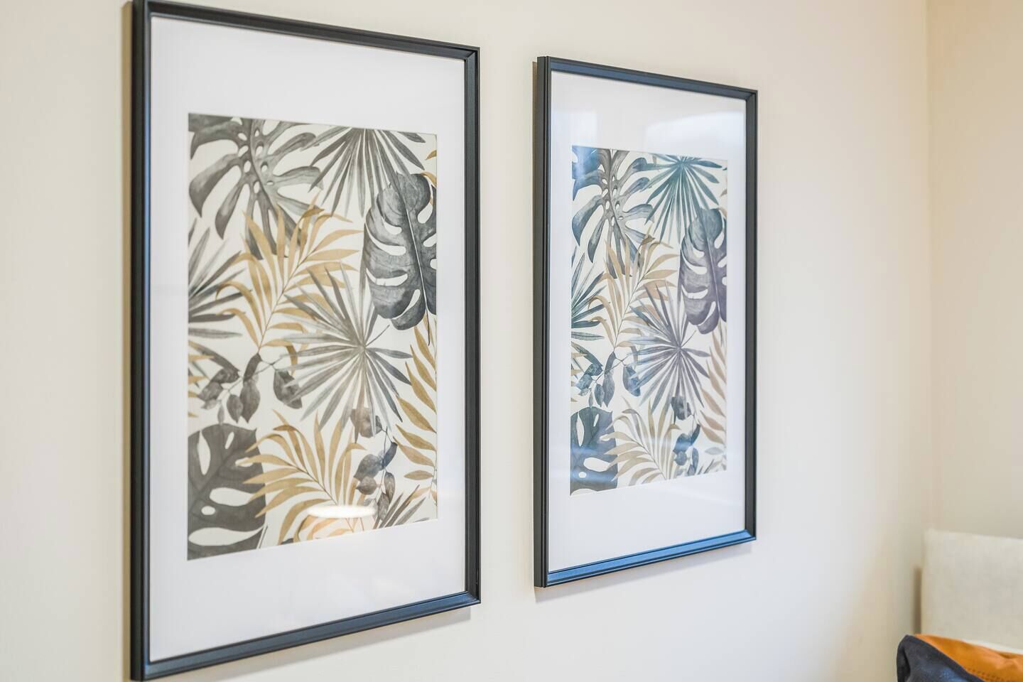 Twee ingelijste botanische prints aan een muur.