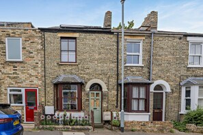 A row of terraced houses with distinct brickwork, multiple windows, and doors. - Host Stay The 1890 Petersfield Retreat (Cambridge)