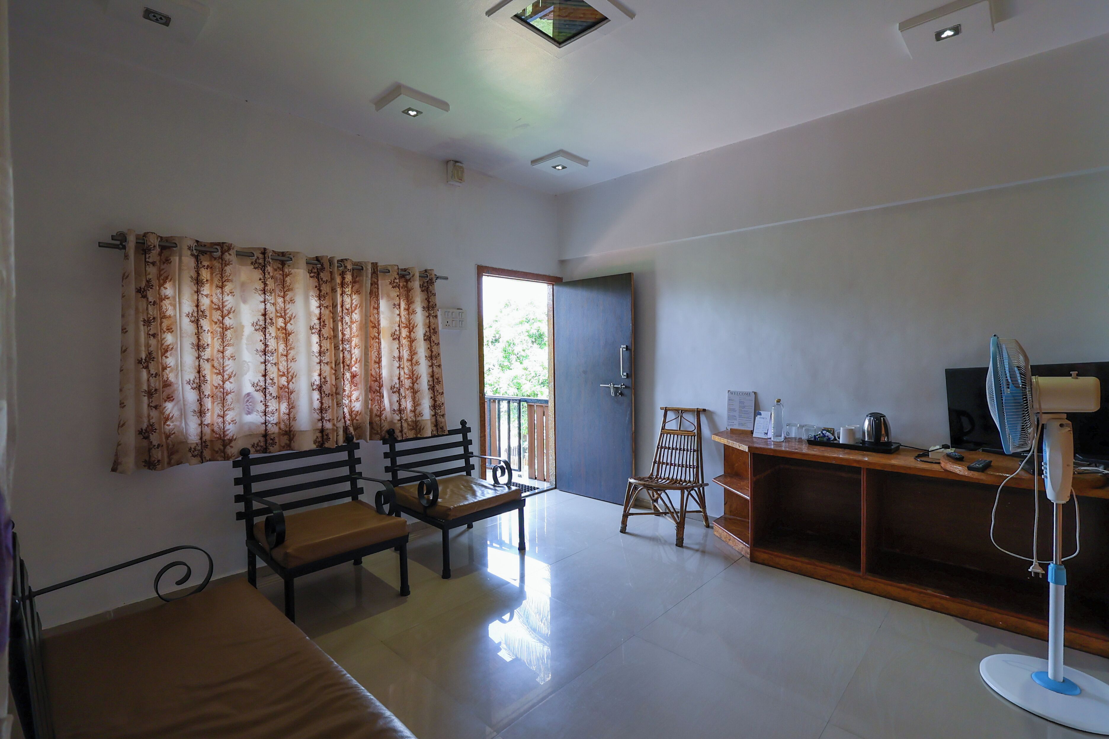 Deluxe Suite, Balcony, Mountain View | Living area