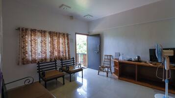 Deluxe Suite, Balcony, Mountain View | Living area