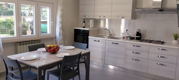 Private kitchen - Bright apartment in a villa with a private garden, just a few minutes from Lucca (Marlia Capannori)