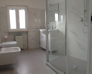 Bathroom - Bright apartment in a villa with a private garden, just a few minutes from Lucca (Marlia Capannori)