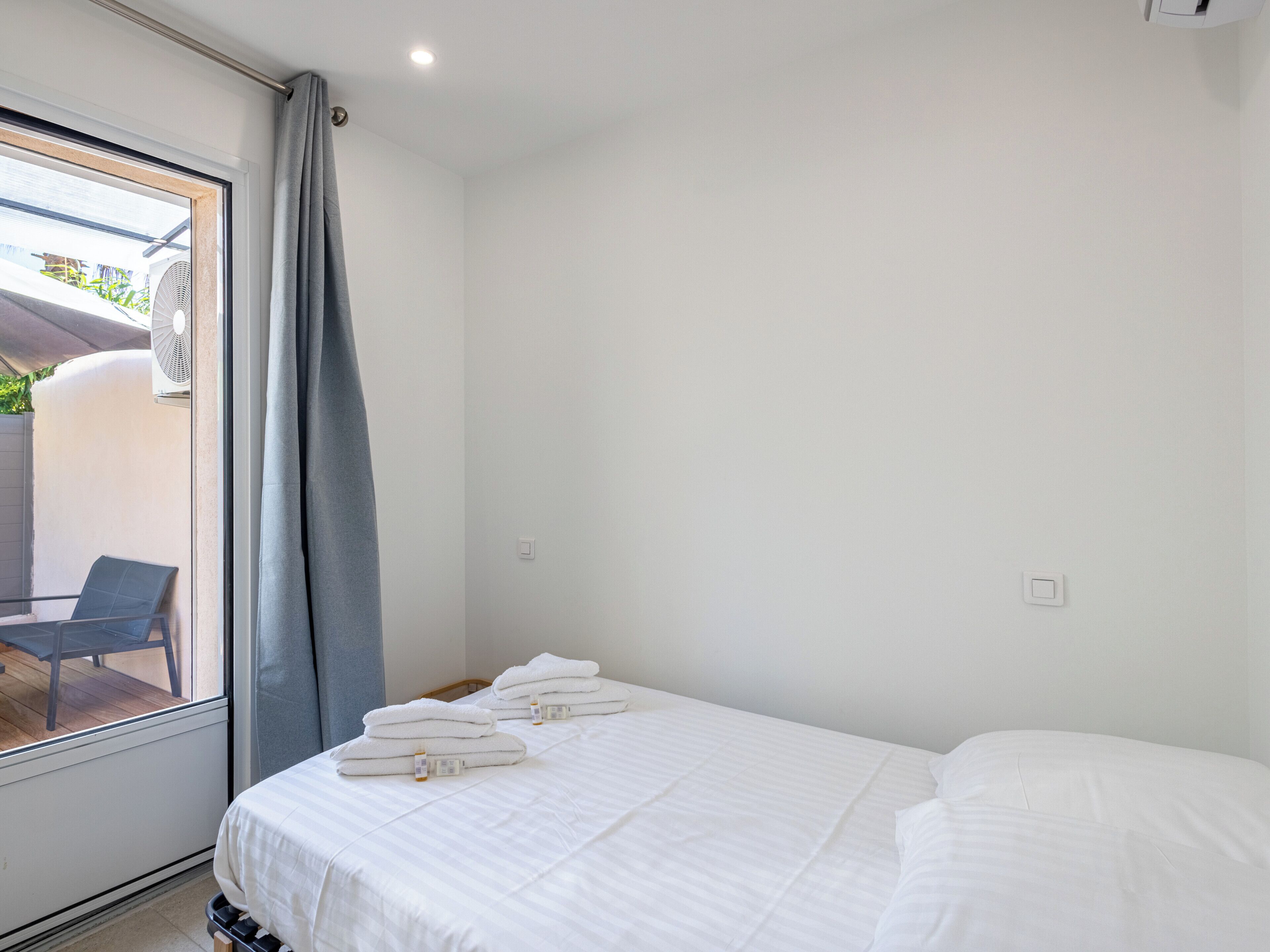 2 habitaciones, tabla de planchar con plancha, wifi y ropa de cama 