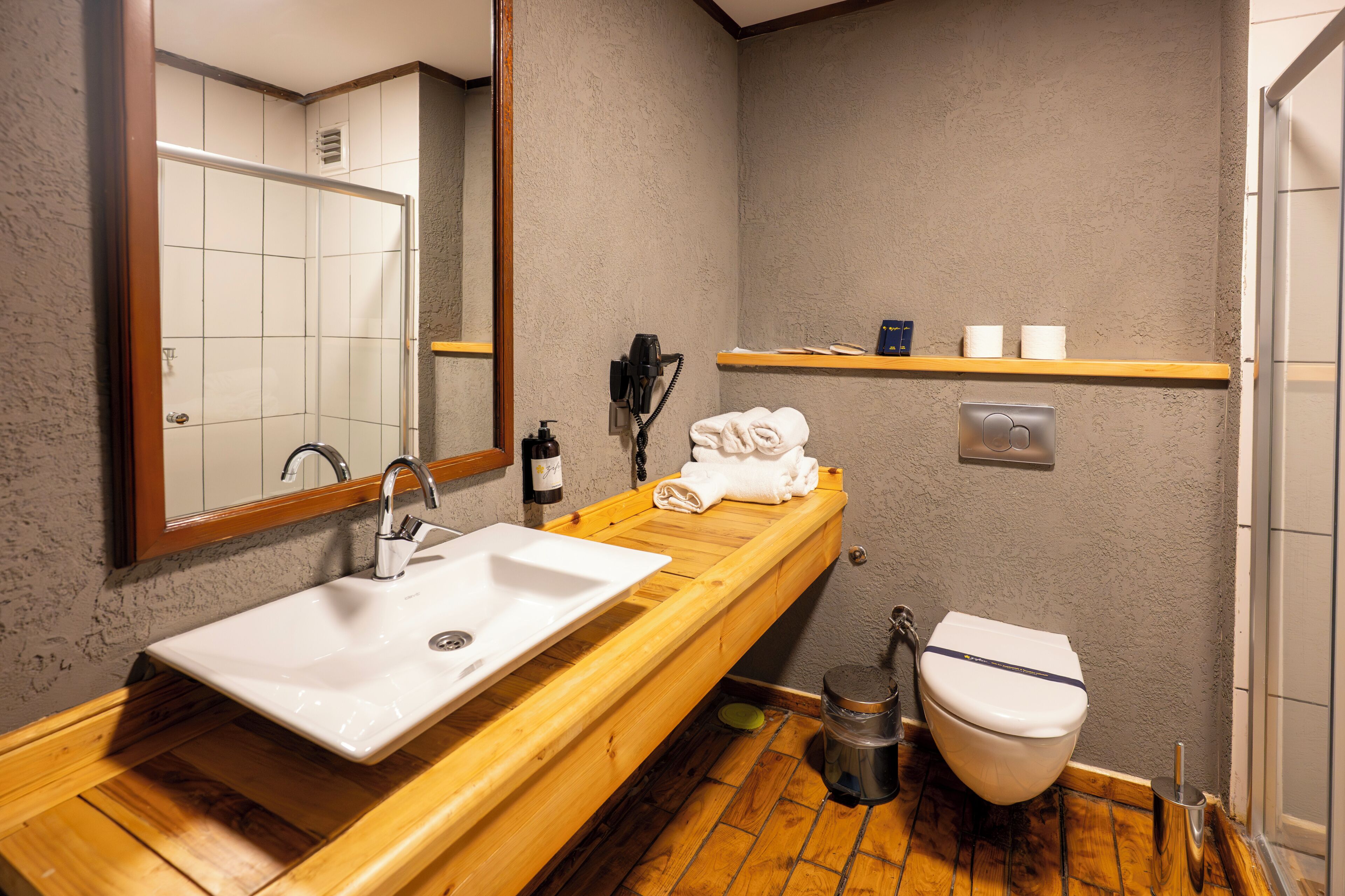 Quarto casal conforto | Banheiro | Chuveiro, secador de cabelo, toalhas de banho, sabonete