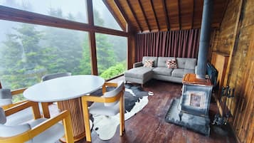Traditional Bungalow | Desk, WiFi (free)