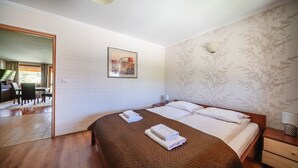 A hotel room with a bed, a desk, and a chair. - Apartamenty Sun&Snow VIVA MARIA SPA II (Zakopane)
