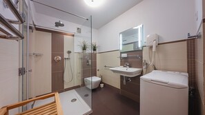 Departamento, balcón, vista a la montaña | Baño | Regadera y toallas 