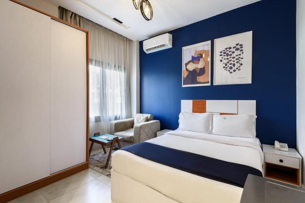 In-room safe, WiFi (free), bed sheets