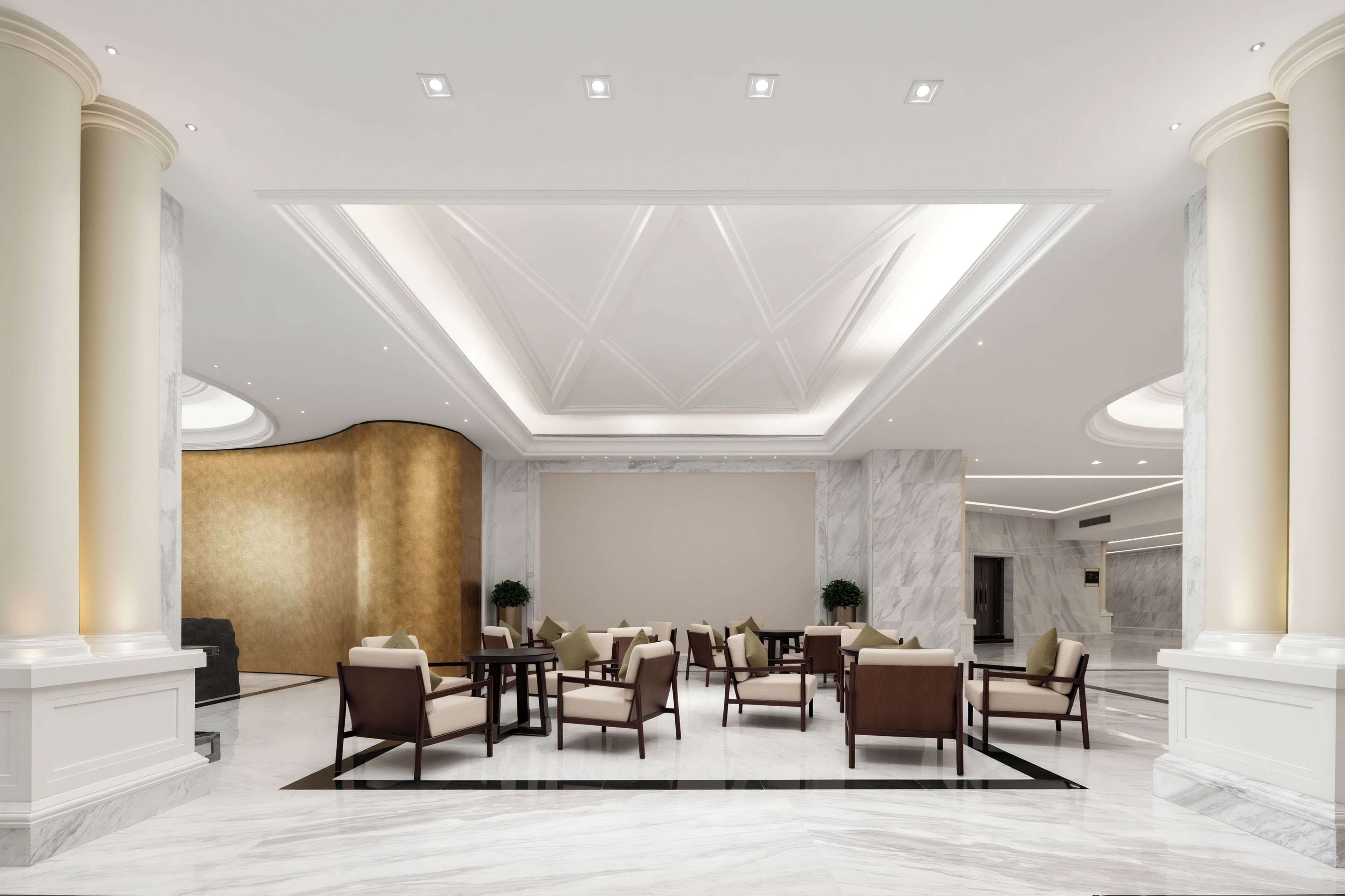Un'ampia hall con soffitto alto, pavimento in marmo e una zona salotto centrale con molte sedie e tavoli.