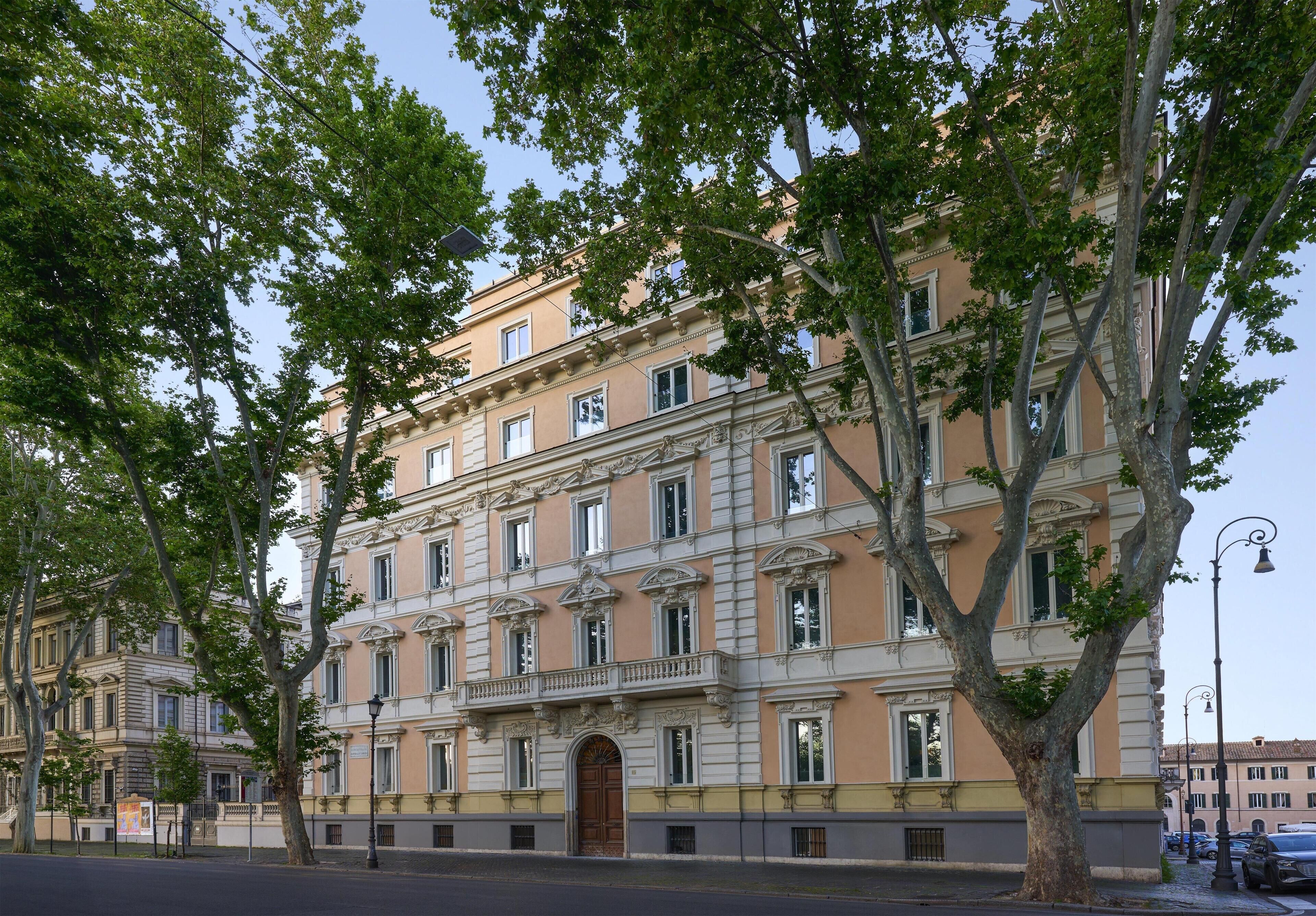 Un edificio a più piani con architettura classica, caratterizzato da un ingresso centrale con una grande porta e numerose finestre.