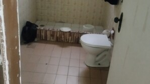 Ein kleines Badezimmer mit Toilette, Waschbecken und Fenster.