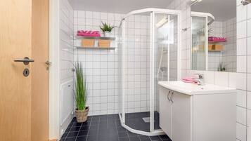 Dusj, hårføner og håndklær