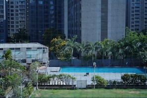 Una piscina al aire libre