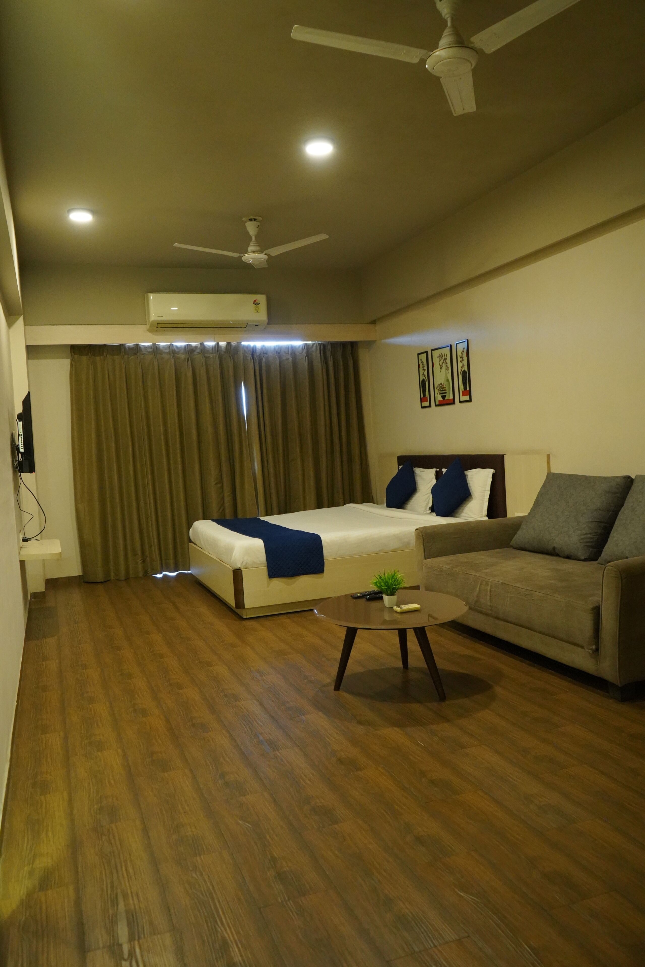 Habitación Deluxe, balcón, vista a la alberca | Escritorio y espacio para trabajar con laptop 