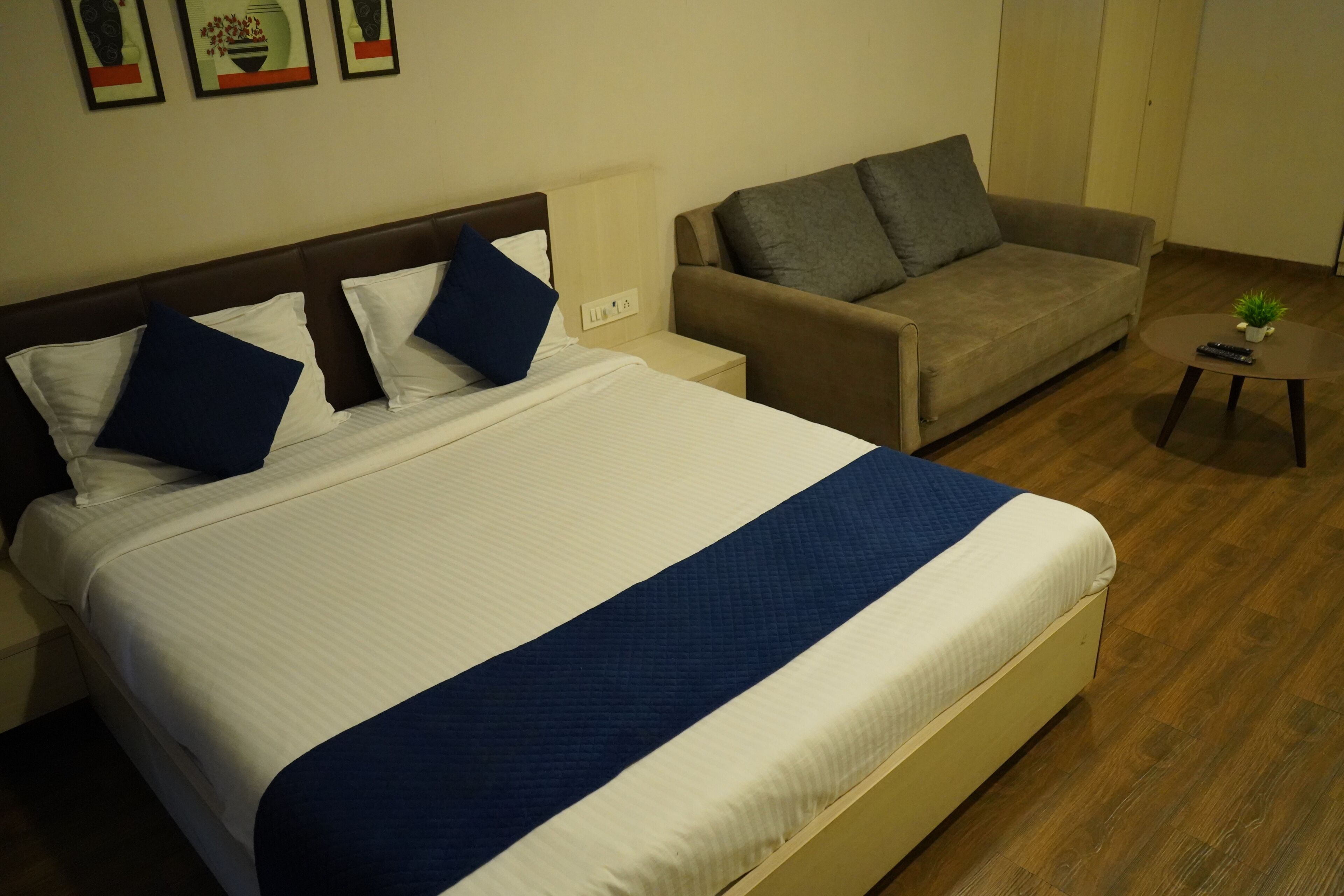 Deluxe-Zimmer, Balkon, Poolblick | Schreibtisch, laptopgeeigneter Arbeitsplatz, Bügeleisen/Bügelbrett