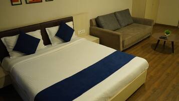 Deluxe-Zimmer, Balkon, Poolblick | Schreibtisch, laptopgeeigneter Arbeitsplatz, Bügeleisen/Bügelbrett