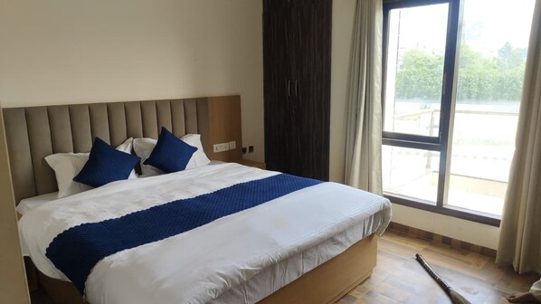 Habitación doble Deluxe, balcón, vista a la ciudad | Escritorio, espacio para trabajar con laptop y wifi gratis